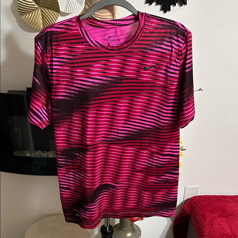 Nike Men's Vibrant Pink and Black Tee